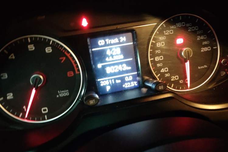 Used Audi Q5 2017 Plus 40 TFSI Ambition Model Odometer Close Up