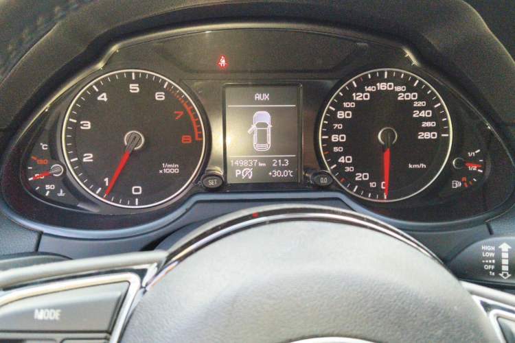 Used Audi Q5 2017 Plus 40 TFSI Ambition Model Odometer Close Up