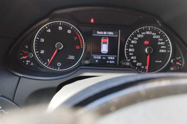 Used Audi Q5 2017 Plus 40 TFSI Technology Model Odometer Close Up