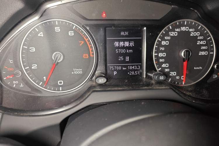 Used Audi Q5 2017 Plus 40 TFSI Ambition Model Odometer Close Up