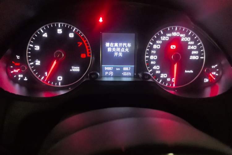Used Audi Q5 2017 40 TFSI Technology Edition Odometer Close Up