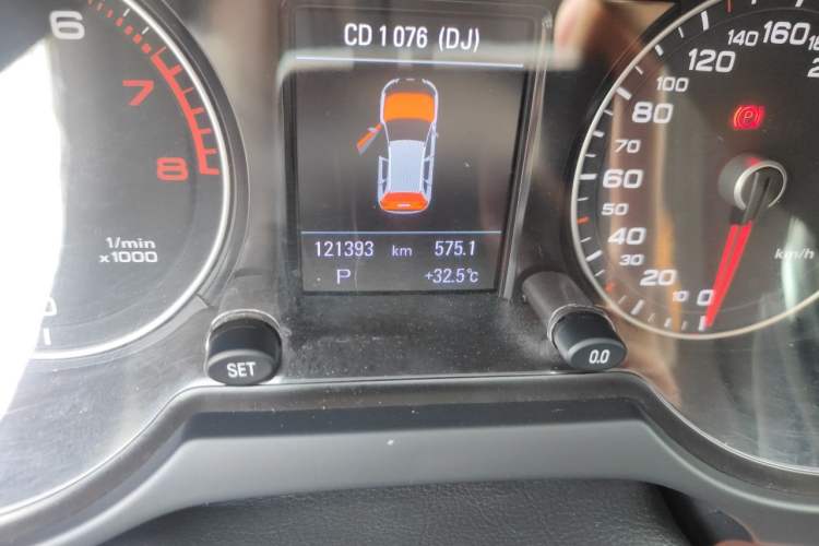 Used Audi Q5 2017 Plus 40 TFSI Technology Model Odometer Close Up