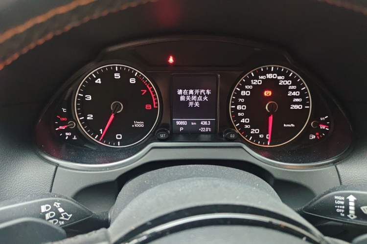Used Audi Q5 2017 40 TFSI Comfort Model Odometer Close Up