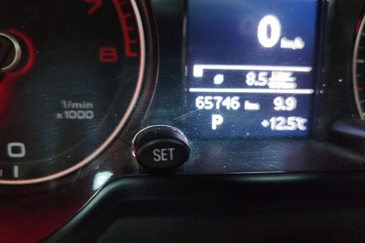 Used Audi Q5 2017 40 TFSI Ambition Edition Odometer Close Up