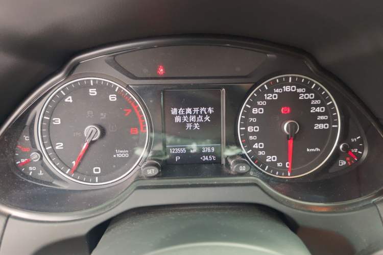 Used Audi Q5 2017 Plus 40 TFSI Technology Model Odometer Close Up