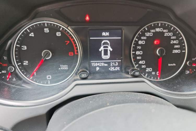 Used Audi Q5 2017 40 TFSI Ambition Edition Odometer Close Up