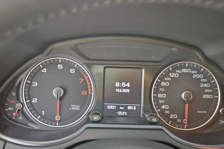 Used Audi Q5 2017 40 TFSI Comfort Model Odometer Close Up
