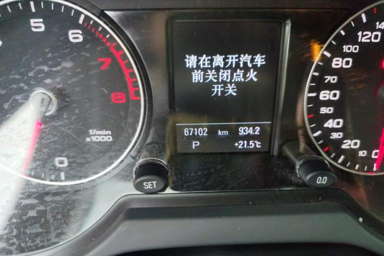 Used Audi Q5 2017 40 TFSI Comfort Model Odometer Close Up