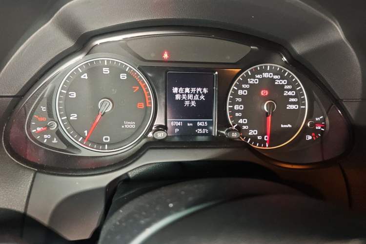 Used Audi Q5 2017 Plus 40 TFSI Technology Model Odometer Close Up