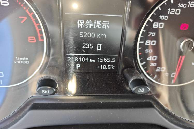 Used Audi Q5 2017 Plus 40 TFSI Ambition Model Odometer Close Up