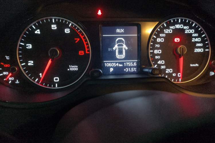 Used Audi Q5 2017 40 TFSI Ambition Edition Odometer Close Up