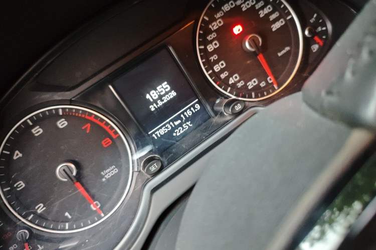 Used Audi Q5 2017 Plus 40 TFSI Ambition Model Odometer Close Up