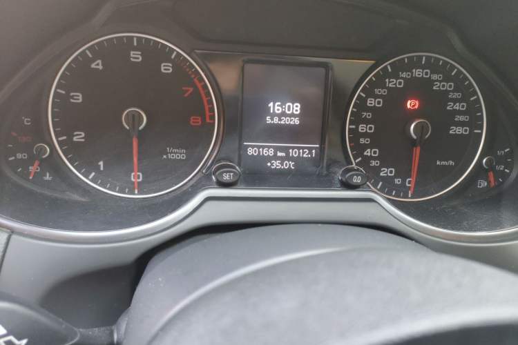 Used Audi Q5 2017 Plus 40 TFSI Ambition Model Odometer Close Up