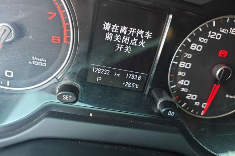 Used Audi Q5 2017 Plus 40 TFSI Comfort Model Odometer Close Up