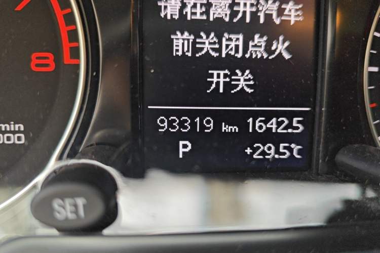 Used Audi Q5 2017 Plus 40 TFSI Ambition Model Odometer Close Up