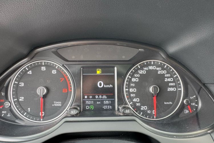 Used Audi Q5 2017 40 TFSI Comfort Model Odometer Close Up