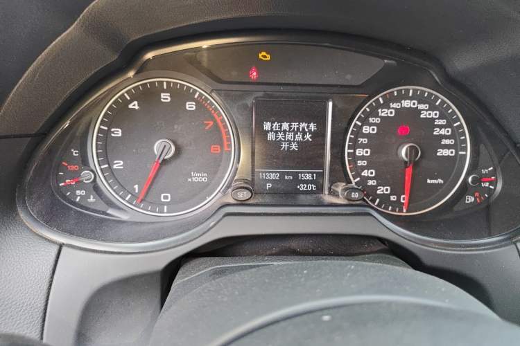Used Audi Q5 2017 Plus 40 TFSI Technology Model Odometer Close Up