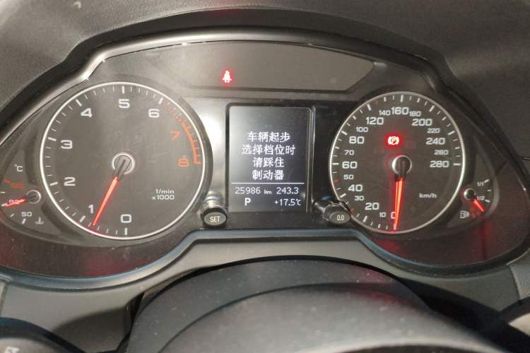 Used Audi Q5 2017 40 TFSI Ambition Edition Odometer Close Up