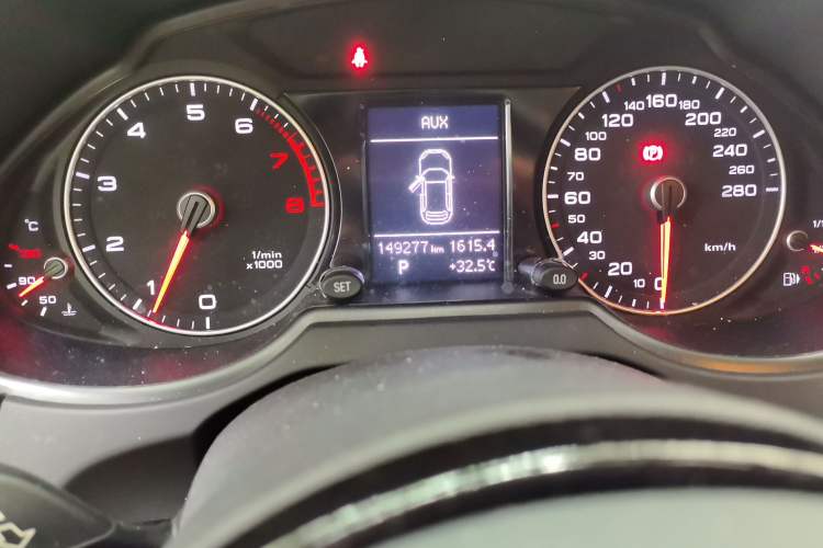 Used Audi Q5 2017 Plus 40 TFSI Ambition Model Odometer Close Up