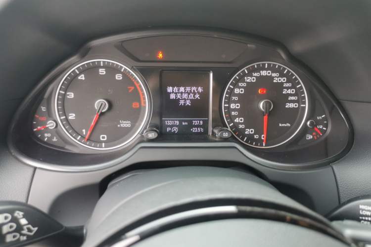 Used Audi Q5 2017 Plus 40 TFSI Technology Model Odometer Close Up