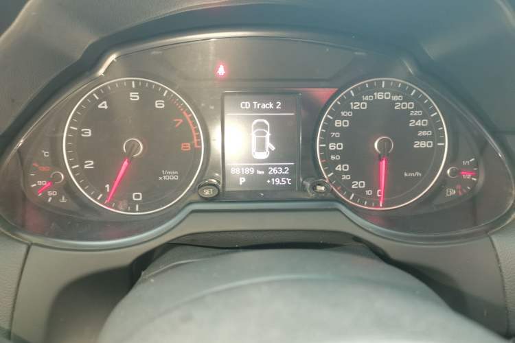 Used Audi Q5 2017 Plus 40 TFSI Ambition Model Odometer Close Up