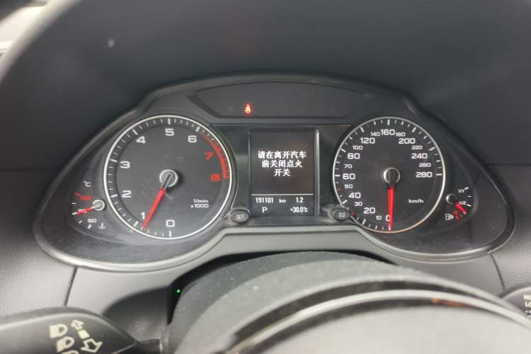 Used Audi Q5 2017 Plus 40 TFSI Technology Model Odometer Close Up