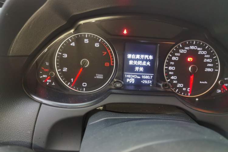 Used Audi Q5 2017 Plus 40 TFSI Ambition Model Odometer Close Up