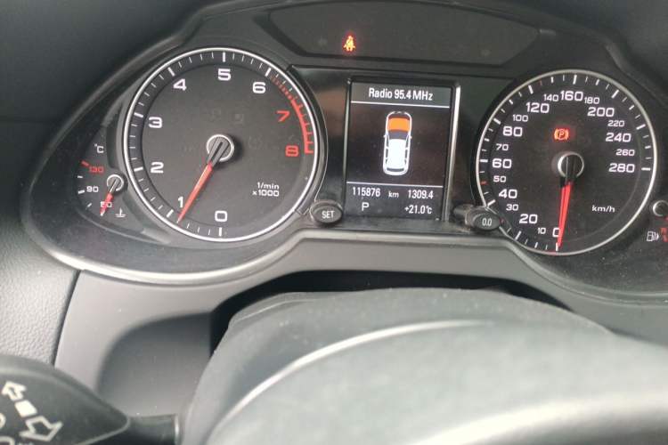 Used Audi Q5 2017 Plus 40 TFSI Technology Model Odometer Close Up