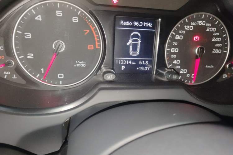 Used Audi Q5 2017 40 TFSI Ambition Edition Odometer Close Up