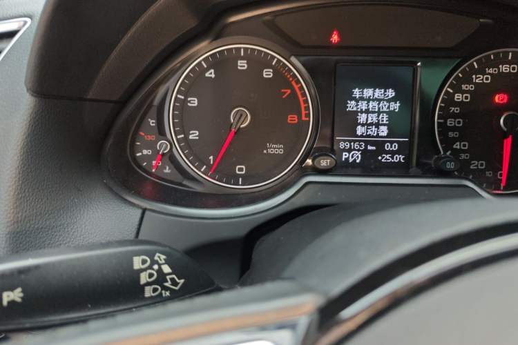 Used Audi Q5 2017 Plus 40 TFSI Ambition Model Odometer Close Up