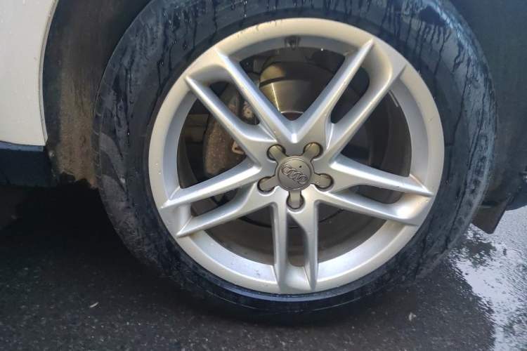 Used Audi Q5 2017 40 TFSI Comfort Model Right Front Wheel Hub