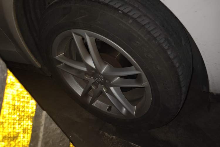 Used Audi Q5 2017 40 TFSI Technology Edition Right Front Wheel Hub
