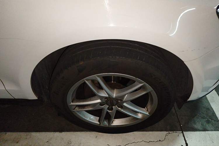 Used Audi Q5 2017 40 TFSI Comfort Model Right Front Wheel Hub