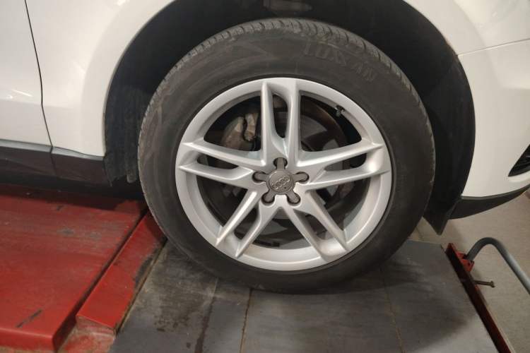 Used Audi Q5 2017 40 TFSI Comfort Model Right Front Wheel Hub