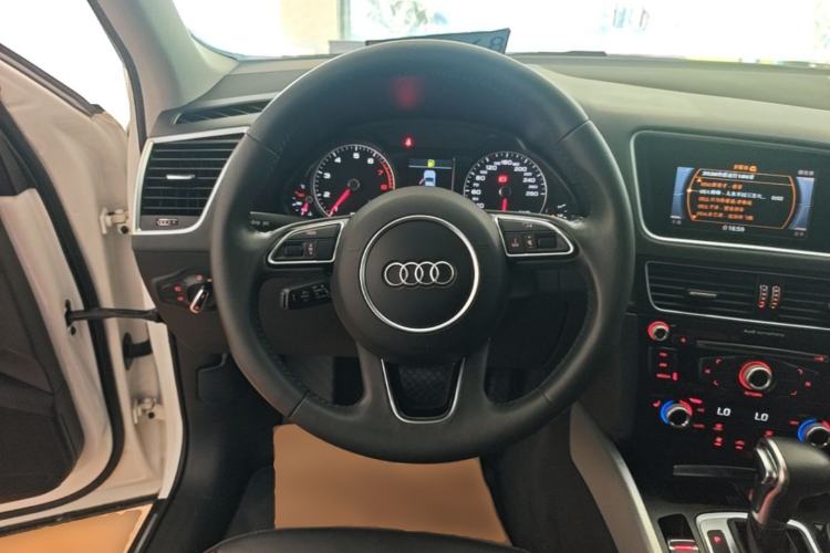 Used Audi Q5 2017 Plus 40 TFSI Technology Model Steering Wheel