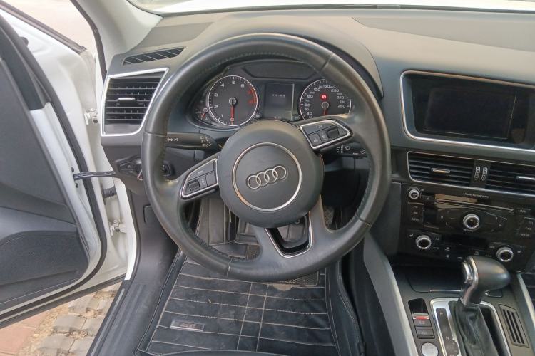 Used Audi Q5 2017 Plus 40 TFSI Technology Model Steering Wheel