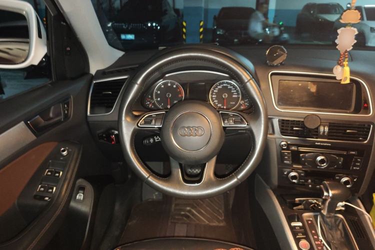 Used Audi Q5 2017 Plus 40 TFSI Technology Model Steering Wheel