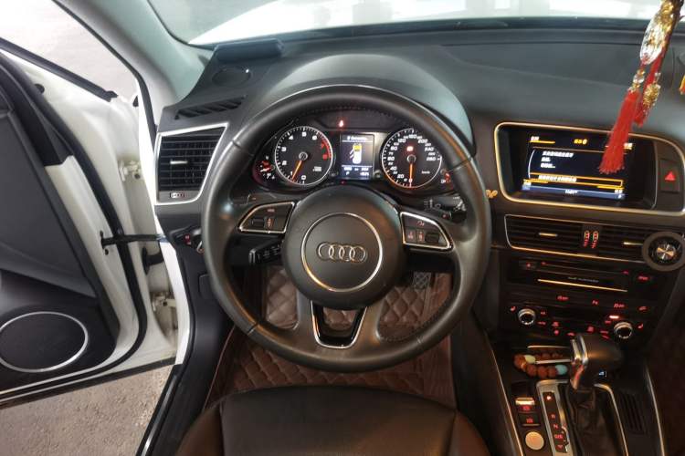 Used Audi Q5 2017 Plus 40 TFSI Comfort Model Steering Wheel