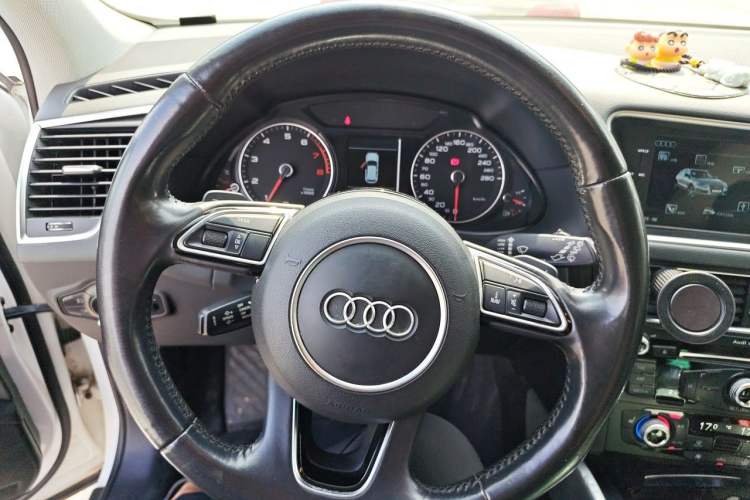 Used Audi Q5 2017 40 TFSI Technology Edition Steering Wheel