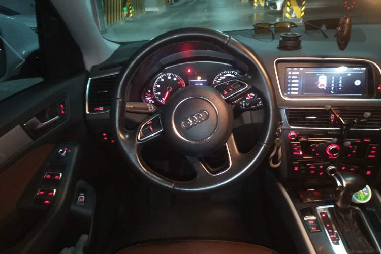 Used Audi Q5 2017 Plus 40 TFSI Ambition Model Steering Wheel