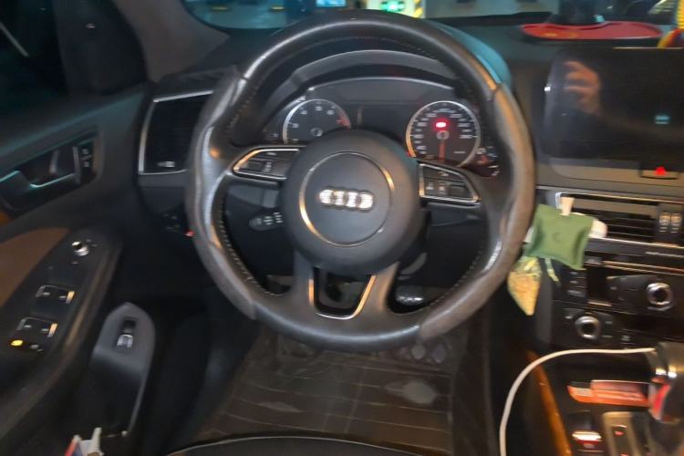 Used Audi Q5 2017 Plus 40 TFSI Technology Model Steering Wheel