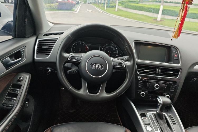 Used Audi Q5 2017 Plus 40 TFSI Technology Model Steering Wheel