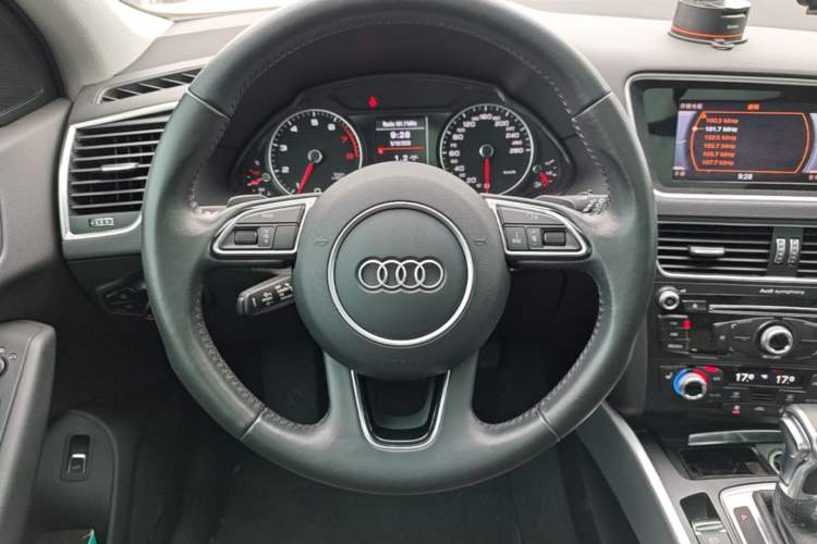 Used Audi Q5 2017 40 TFSI Technology Edition Steering Wheel