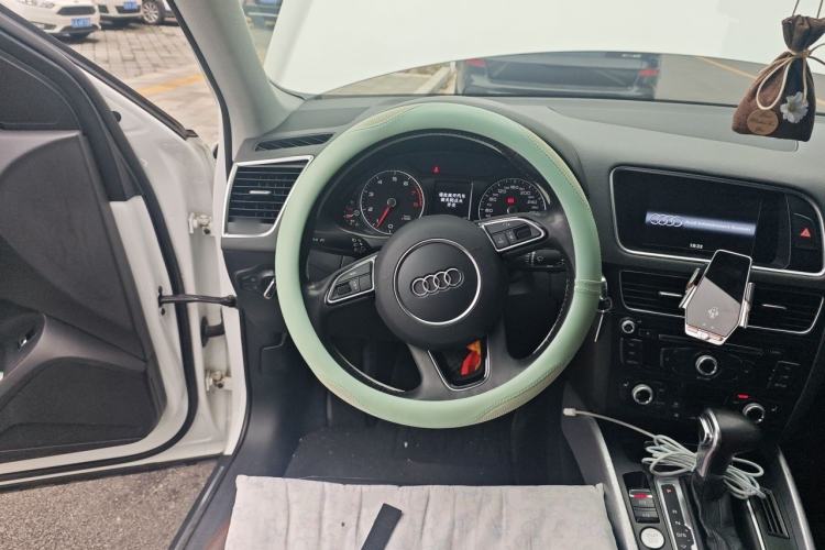Used Audi Q5 2017 Plus 40 TFSI Technology Model Steering Wheel