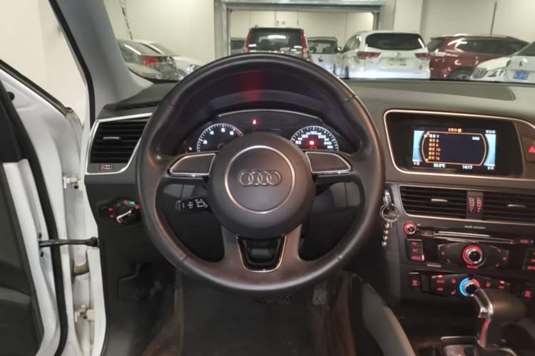 Used Audi Q5 2017 40 TFSI Ambition Edition Steering Wheel