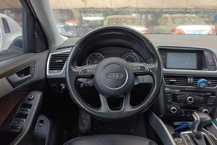 Used Audi Q5 2017 40 TFSI Technology Edition Steering Wheel