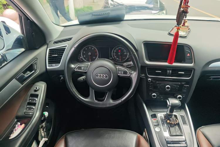 Used Audi Q5 2017 Plus 40 TFSI Technology Model Steering Wheel