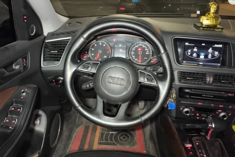 Used Audi Q5 2017 Plus 40 TFSI Comfort Model Steering Wheel