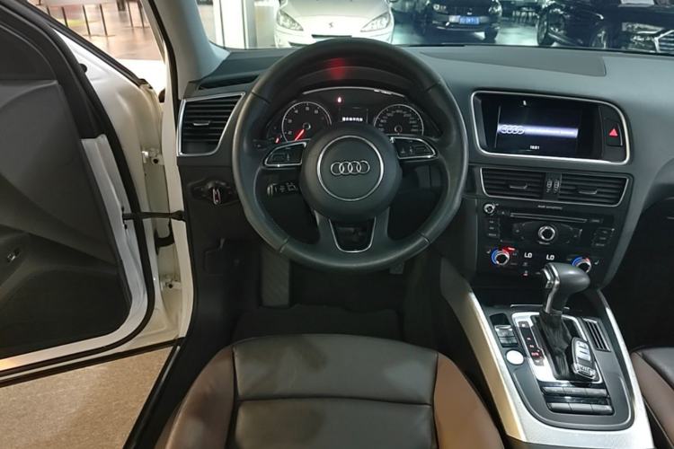 Used Audi Q5 2017 Plus 40 TFSI Technology Model Steering Wheel