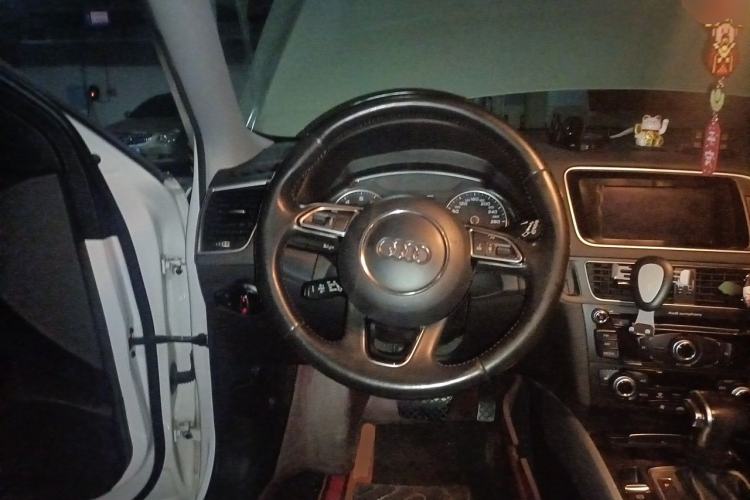 Used Audi Q5 2017 Plus 40 TFSI Technology Model Steering Wheel